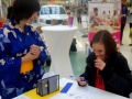 Kasia pomaga w nauce podstaw kaligrafii